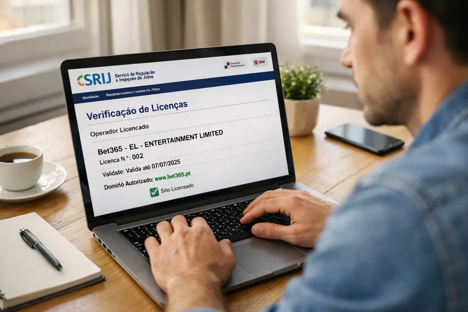 Pessoa a verificar licença de casa de apostas no site do SRIJ